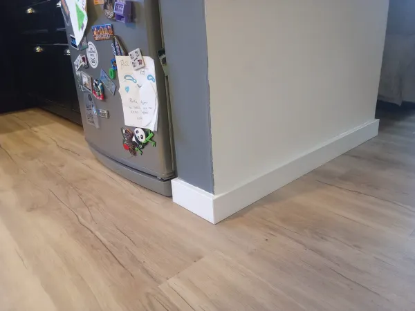 instalación de suelo laminado en instalacion suelo laminado - proceso de instalación mostrando proceso de trabajo