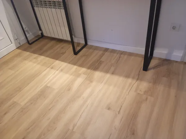 instalación de suelo laminado en instalacion suelo laminado - proceso de instalación mostrando acabado perfecto