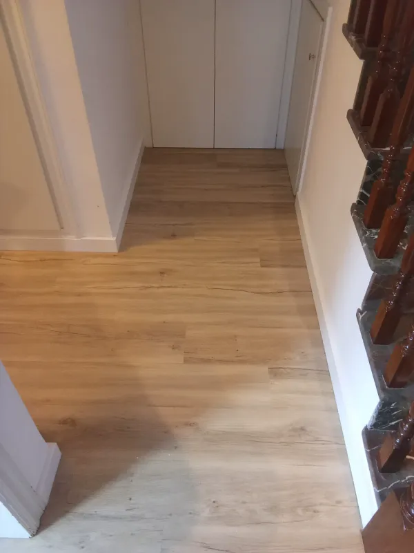 instalación de suelo laminado en instalacion suelo laminado - proceso de instalación mostrando técnica profesional