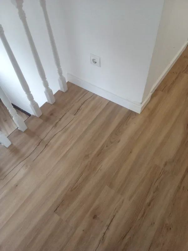 instalación de suelo laminado propiedad en Castelldefels - vista del proyecto mostrando vista detallada