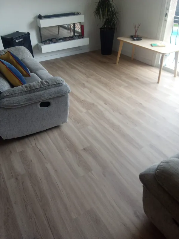 instalación de suelo laminado propiedad en Sabadell - proceso de instalación mostrando vista detallada