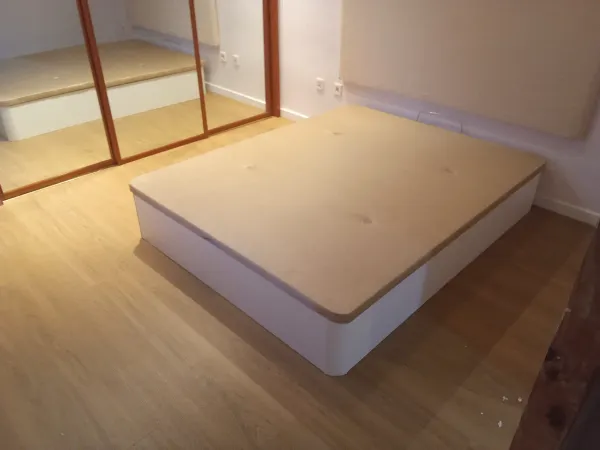 instalación de suelo laminado en instalacion suelo laminado - detalle de acabado mostrando materiales de calidad