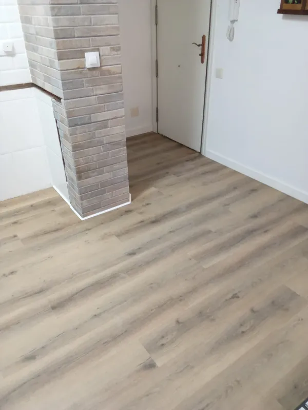 instalación de suelo laminado vivienda en Sant Cugat del Vallès - trabajo profesional mostrando técnica profesional