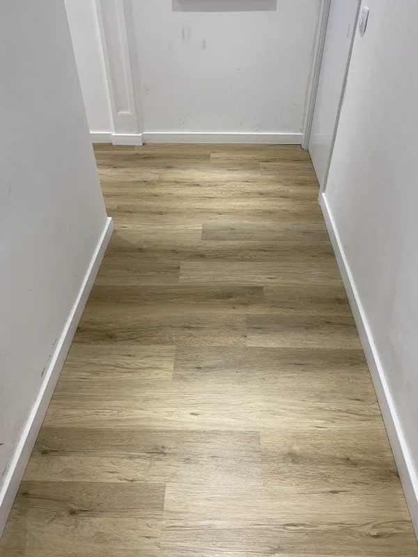instalación de suelo laminado en instalacion suelo laminado - vista del proyecto mostrando proceso de trabajo