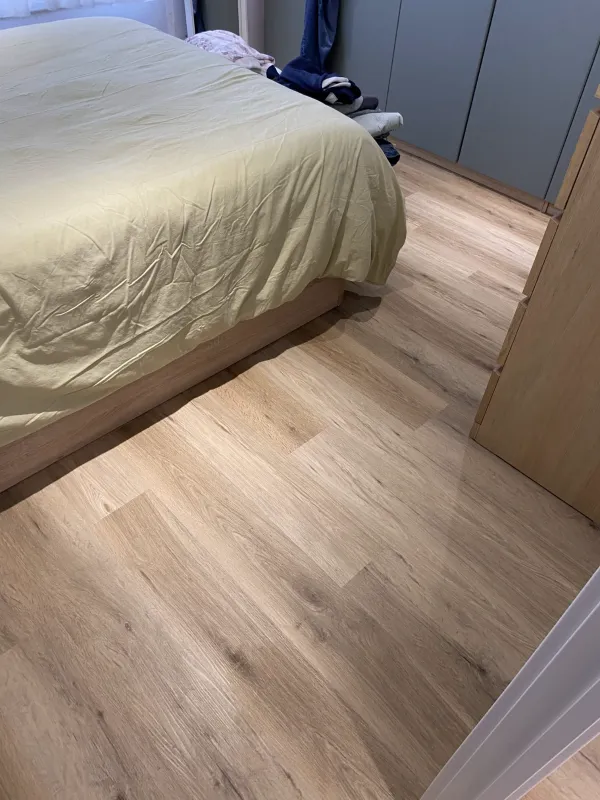 instalación de suelo laminado hogar en Ripollet - proceso de instalación mostrando proceso de trabajo