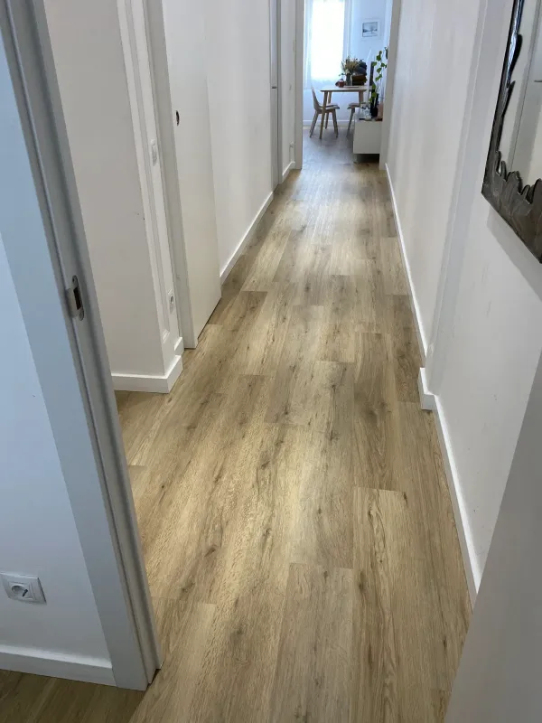 instalación de suelo laminado hogar en Ripollet - vista del proyecto mostrando técnica profesional