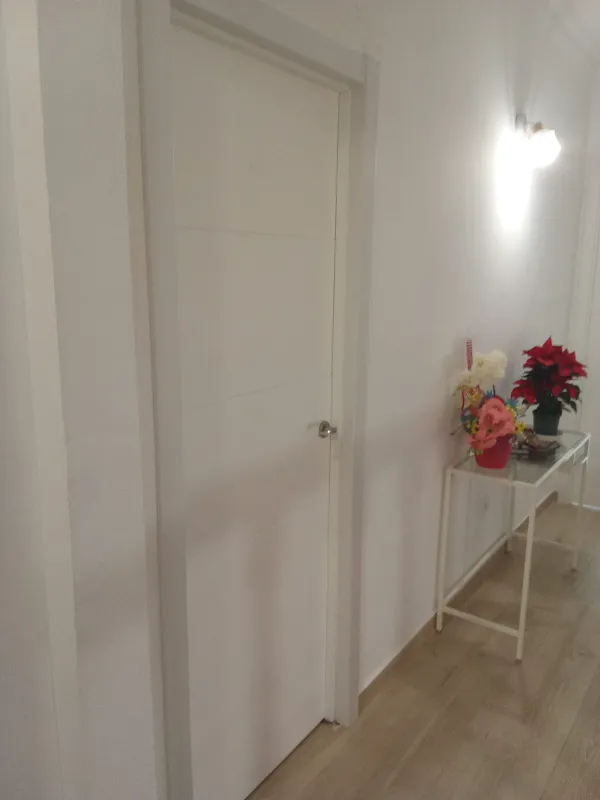 instalación de puertas nuevas en instalacion puertas nuevas - detalle de acabado mostrando técnica profesional