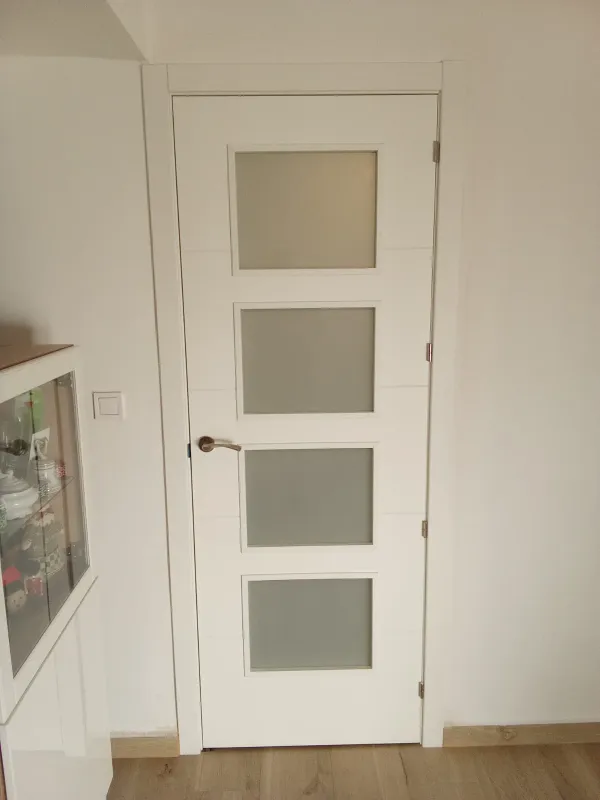 instalación de puertas nuevas en instalacion puertas nuevas - proceso de instalación mostrando acabado perfecto