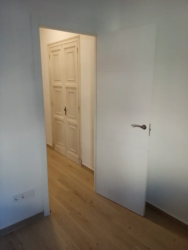 instalación de puertas nuevas en instalacion puertas nuevas - trabajo profesional mostrando vista detallada