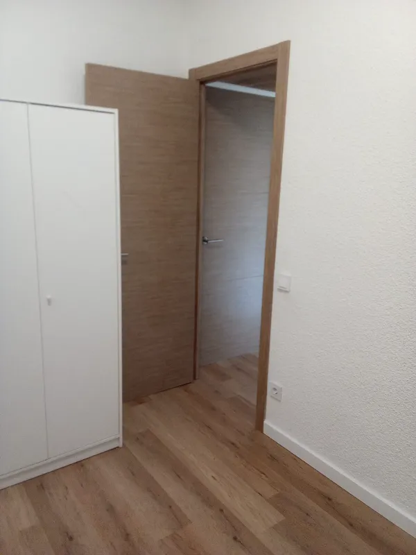 instalación de puertas nuevas en instalacion puertas nuevas - vista del proyecto mostrando proceso de trabajo