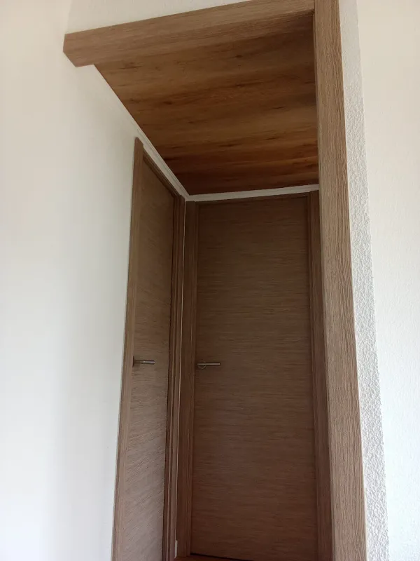 instalación de puertas nuevas en instalacion puertas nuevas - detalle de acabado mostrando acabado perfecto