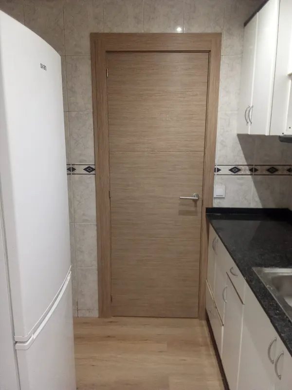 instalación de puertas nuevas en instalacion puertas nuevas - proceso de instalación mostrando acabado perfecto