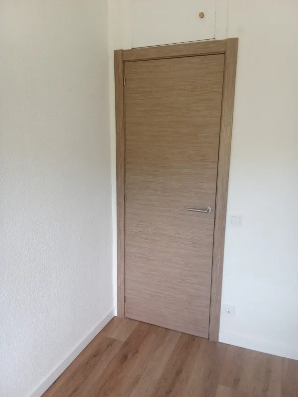 instalación de puertas nuevas en instalacion puertas nuevas - detalle de acabado mostrando proceso de trabajo