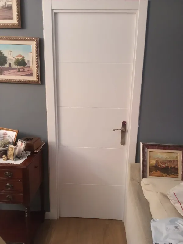 instalación de puertas nuevas en instalacion puertas nuevas - detalle de acabado mostrando acabado perfecto