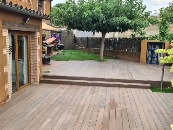 instalación de tarima exterior propiedad en Sabadell - trabajo profesional mostrando vista detallada