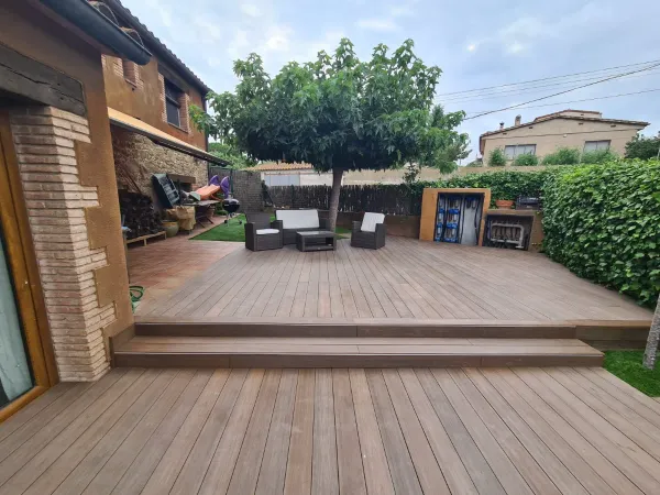 instalación de tarima exterior vivienda en Ripollet - trabajo profesional mostrando proceso de trabajo