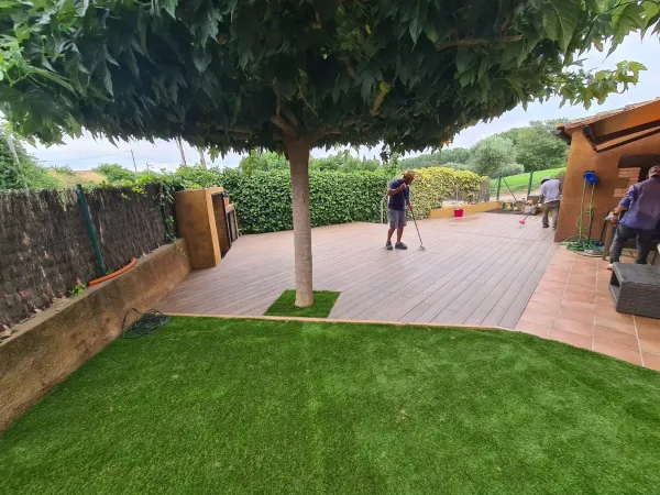 instalación de tarima exterior hogar en Sabadell - trabajo profesional mostrando acabado perfecto