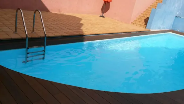 instalación de tarima exterior propiedad en Sabadell - vista del proyecto mostrando proceso de trabajo