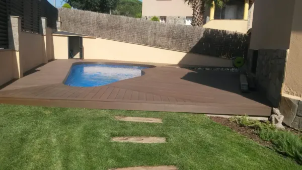 instalación de tarima exterior propiedad en Mataró - trabajo profesional mostrando vista detallada