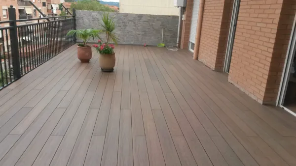 instalación de tarima exterior residencia en Sabadell - detalle de acabado mostrando proceso de trabajo