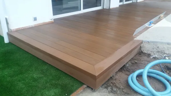 instalación de tarima exterior hogar en Sabadell - detalle de acabado mostrando proceso de trabajo