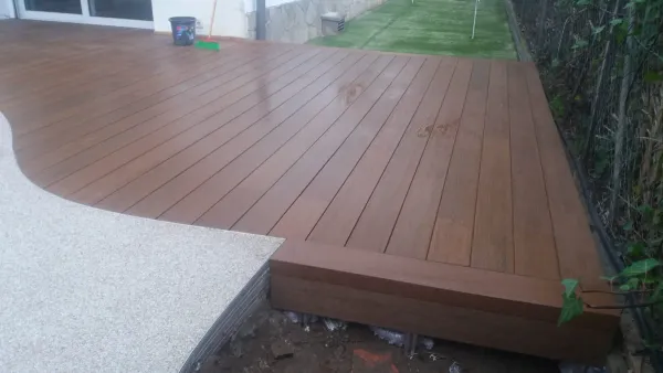 instalación de tarima exterior hogar en Sabadell - detalle de acabado mostrando vista detallada