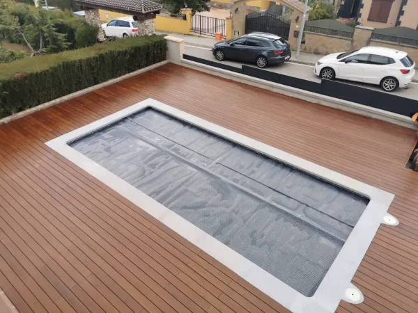 instalación de tarima exterior propiedad en Sabadell - detalle de acabado mostrando materiales de calidad