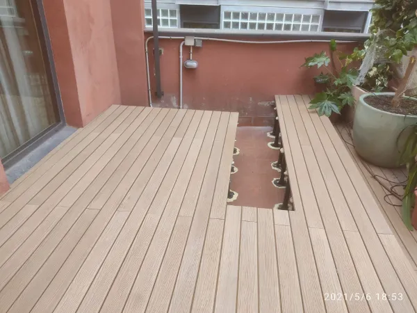 instalación de tarima exterior residencia en Sabadell - vista del proyecto mostrando vista detallada