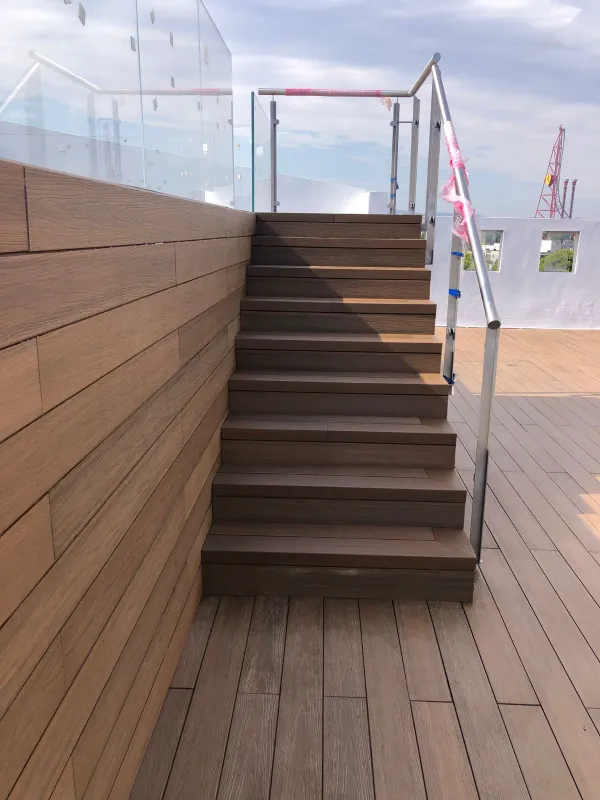 instalación de tarima exterior en instalacion tarima exterior - detalle de acabado mostrando acabado perfecto