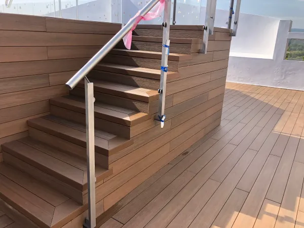 instalación de tarima exterior casa en Mataró - detalle de acabado mostrando materiales de calidad