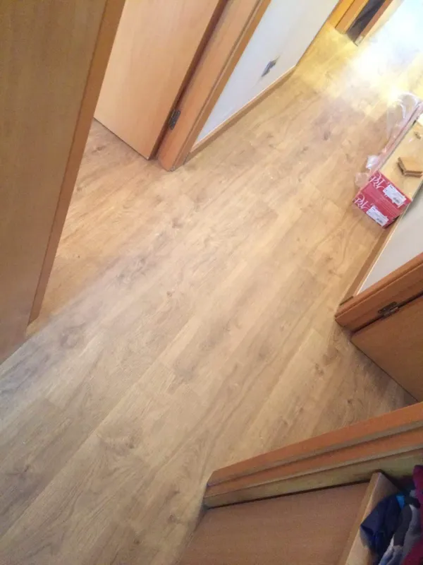 instalación de suelo laminado en instalacion suelo laminado - detalle de acabado mostrando técnica profesional