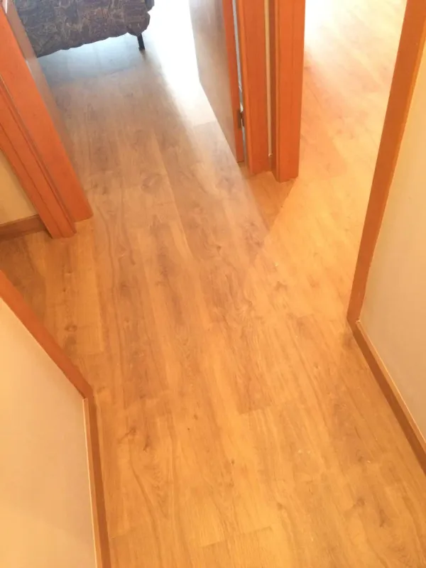 instalación de suelo laminado en instalacion suelo laminado - trabajo profesional mostrando acabado perfecto