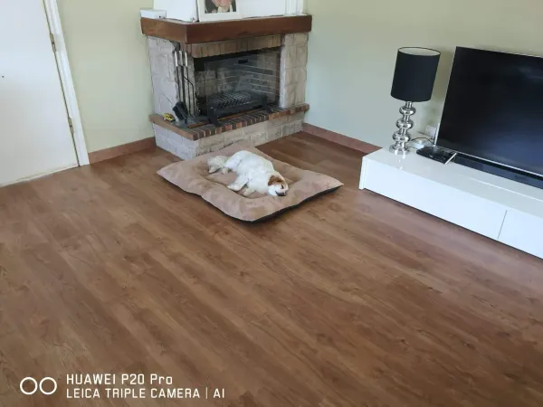 instalación de suelo laminado vivienda en Castelldefels - detalle de acabado mostrando proceso de trabajo