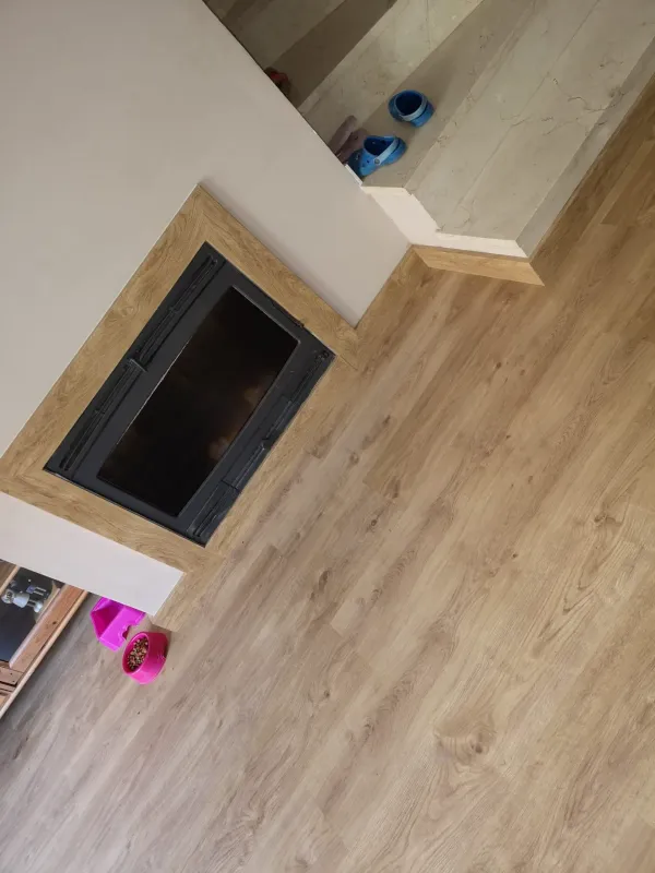 instalación de suelo laminado en instalacion suelo laminado - proceso de instalación mostrando proceso de trabajo