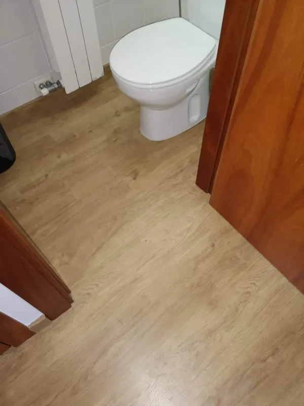 instalación de suelo laminado en instalacion suelo laminado - proceso de instalación mostrando materiales de calidad