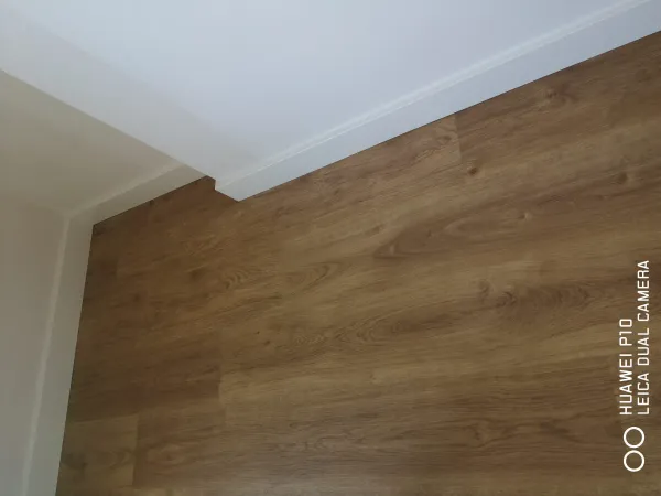 instalación de suelo laminado en instalacion suelo laminado - proceso de instalación mostrando técnica profesional