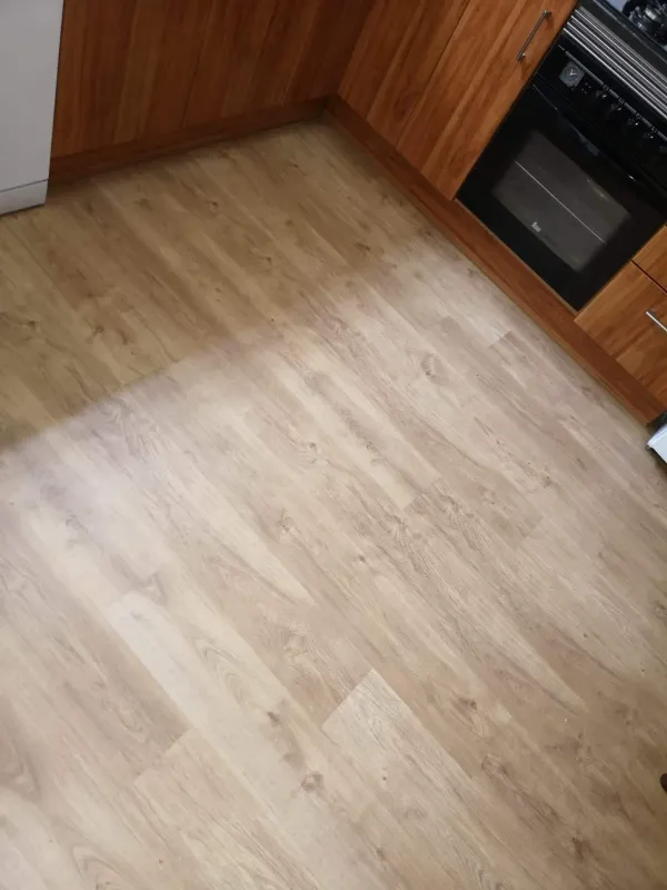 instalación de suelo laminado en instalacion suelo laminado - detalle de acabado mostrando acabado perfecto