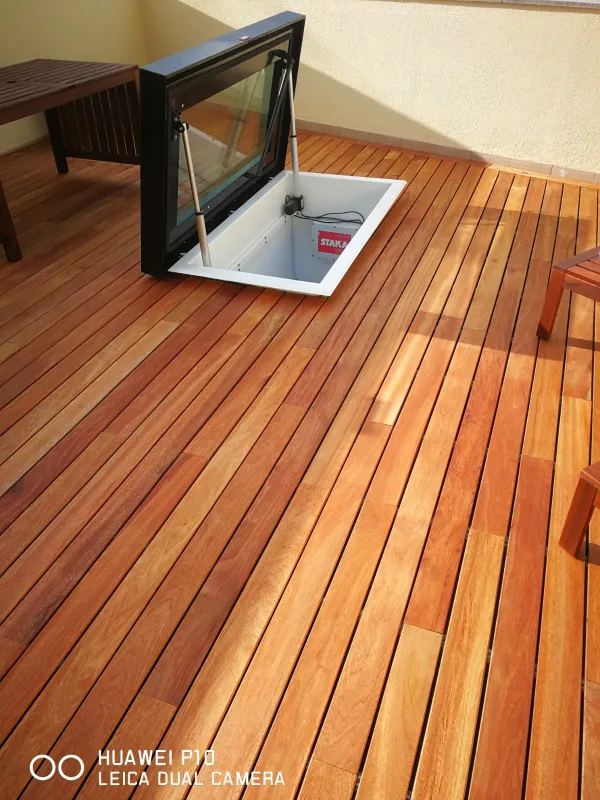 instalación de tarima exterior propiedad en Sabadell - proceso de instalación mostrando vista detallada