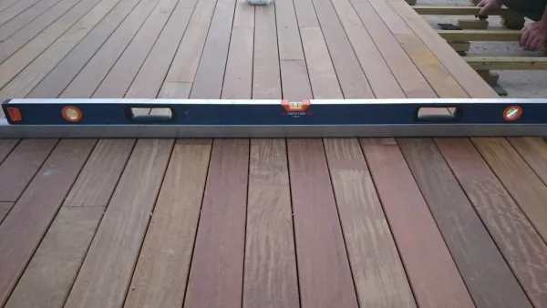 instalación de tarima exterior vivienda en Cerdanyola - proceso de instalación mostrando técnica profesional