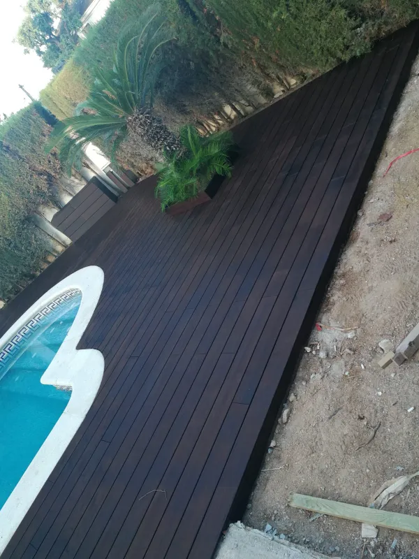 instalación de tarima exterior propiedad en Sabadell - trabajo profesional mostrando materiales de calidad