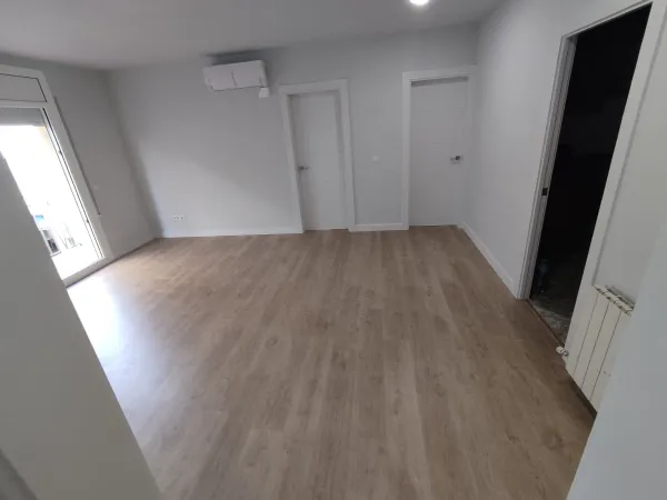 instalación de suelo laminado vivienda en Ripollet - vista del proyecto mostrando proceso de trabajo