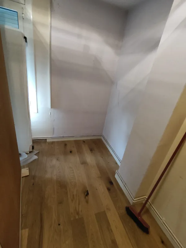instalación de suelo laminado casa en Ripollet - trabajo profesional mostrando técnica profesional