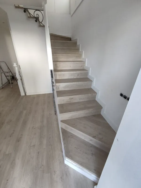 instalación de suelo laminado vivienda en Castelldefels - detalle de acabado mostrando acabado perfecto