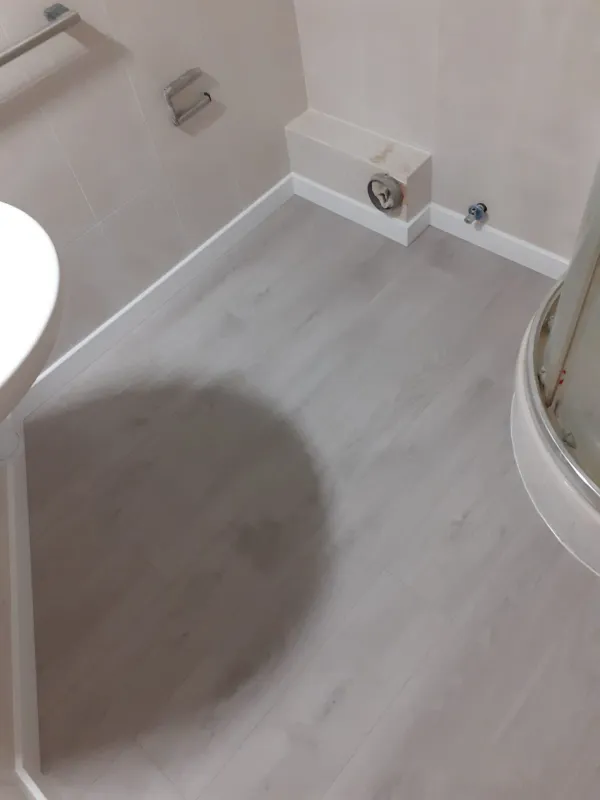 instalación de suelo laminado vivienda en Ripollet - detalle de acabado mostrando técnica profesional