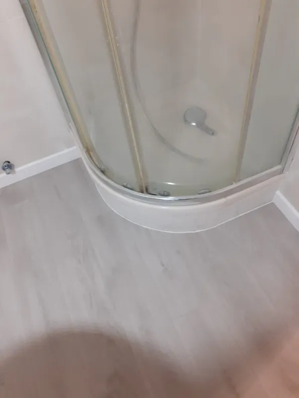 instalación de suelo laminado propiedad en Sant Cugat - proceso de instalación mostrando acabado perfecto