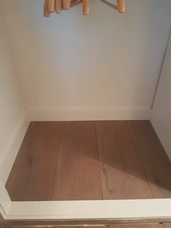 instalación de suelo laminado casa en Ripollet - detalle de acabado mostrando materiales de calidad