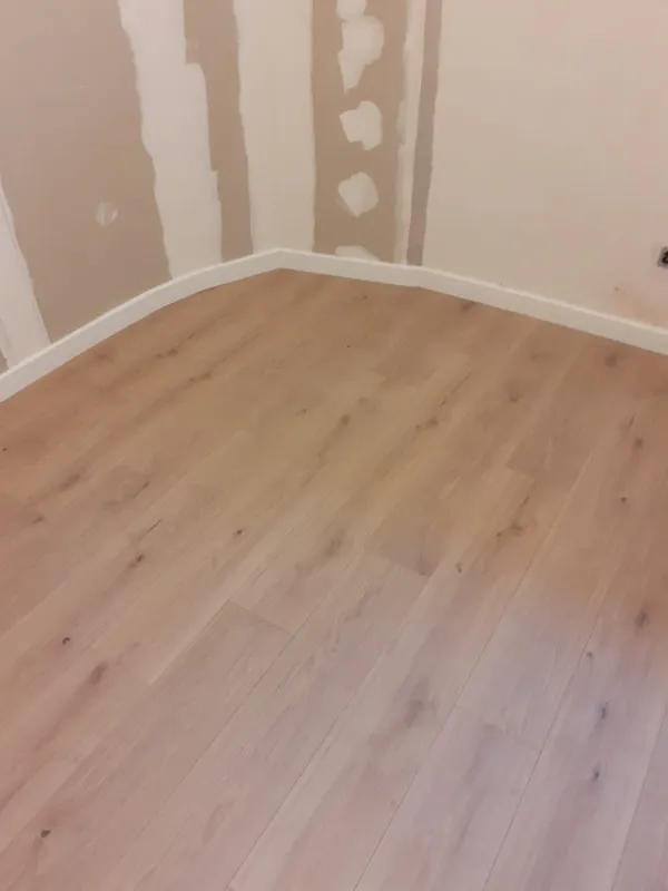 instalación de suelo laminado en instalacion suelo laminado - trabajo profesional mostrando proceso de trabajo