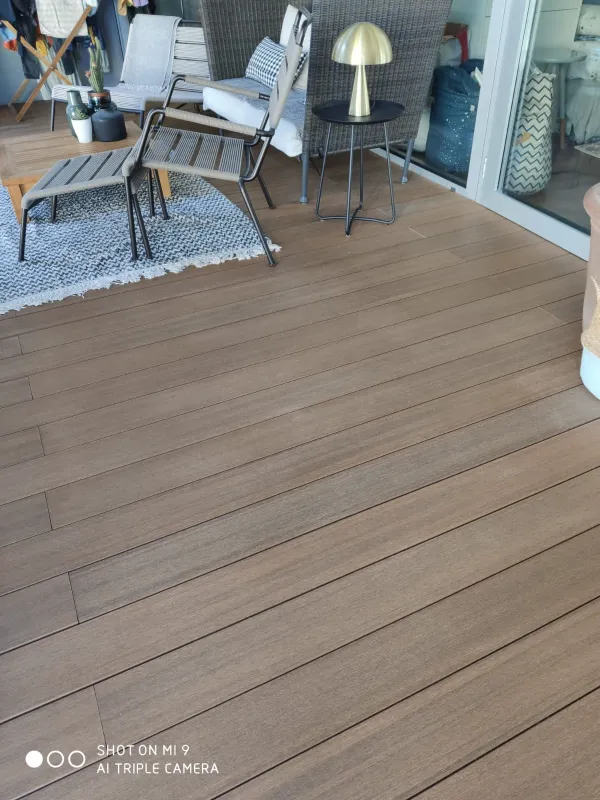 instalación de tarima exterior propiedad en Mataró - detalle de acabado mostrando acabado perfecto