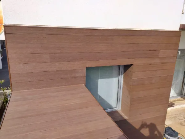 instalación de tarima exterior vivienda costera en Mataró - proceso de instalación mostrando técnica profesional