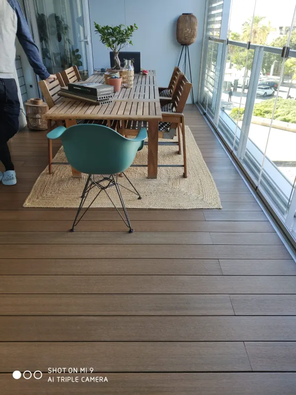 instalación de tarima exterior vivienda costera en Mataró - trabajo profesional mostrando proceso de trabajo